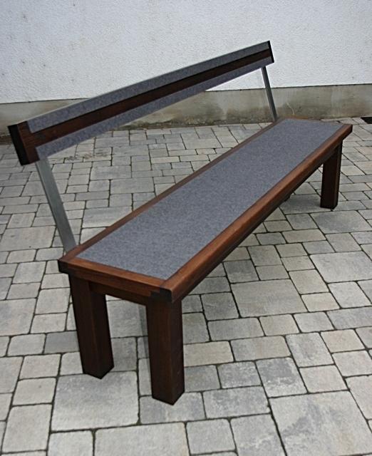 Holzbank nach Maß mit grauer Sitzfläche