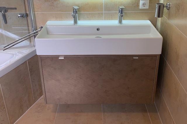 Doppelwaschbecken mit Badschrank nach Maß