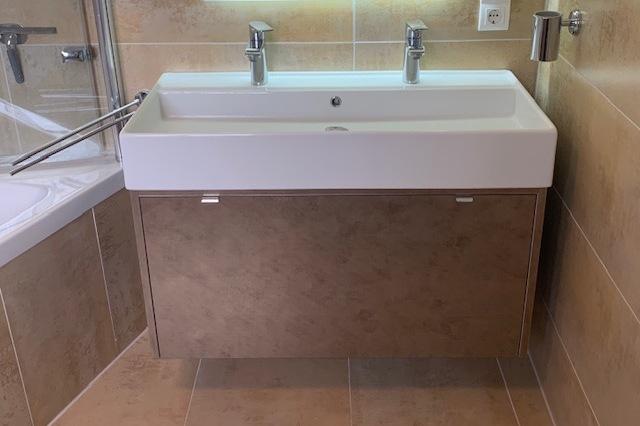 Doppelwaschbecken mit Badschrank nach Maß