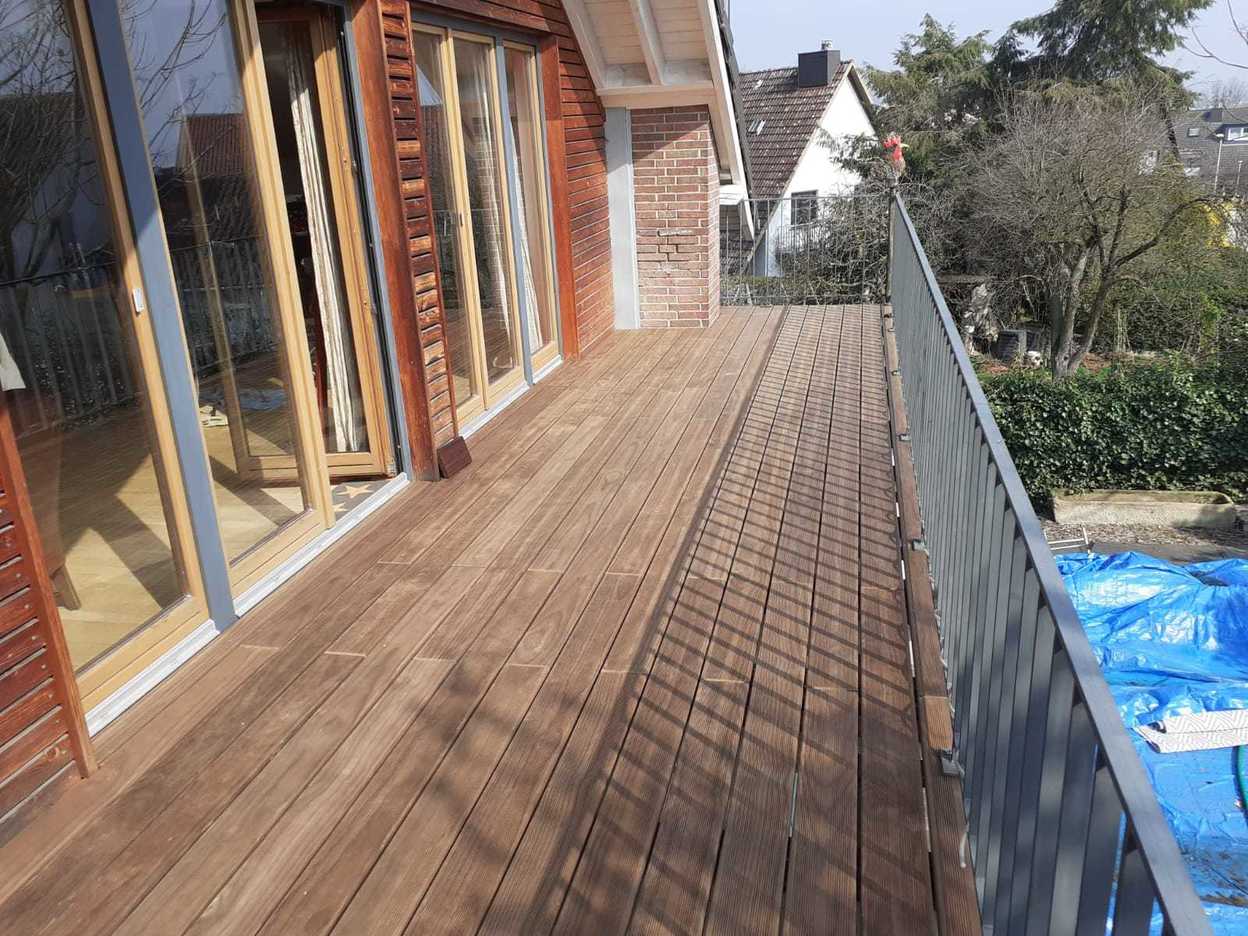 Individueller Fußbodenbelag aus Holz auf Balkon