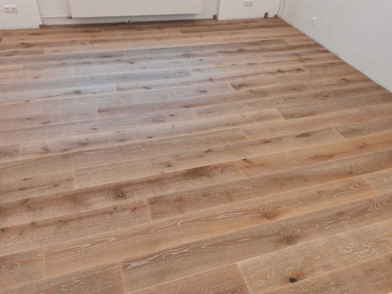 Fußbodenbelag aus Holz in Zimmer