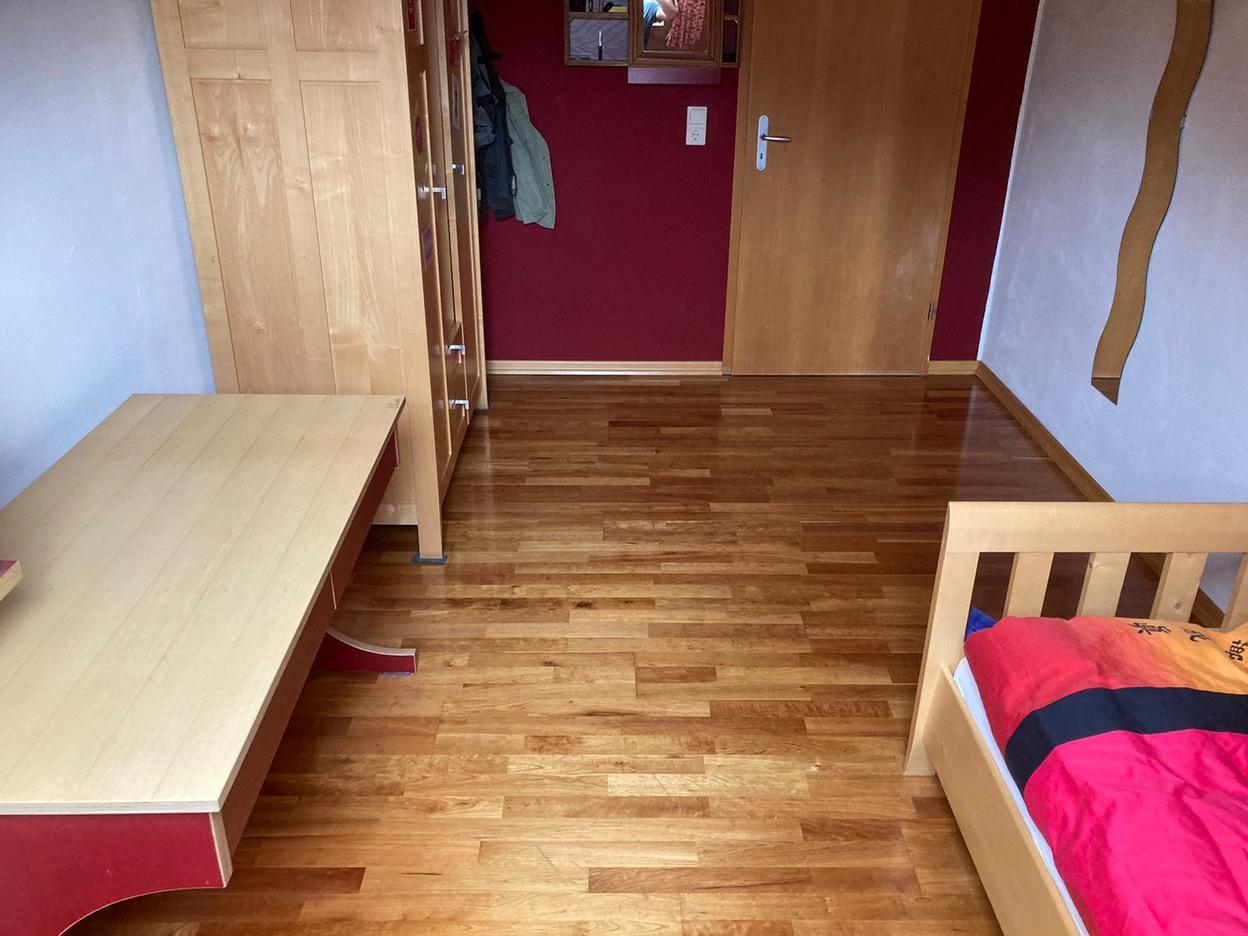 Kinderzimmer mit Holzboden