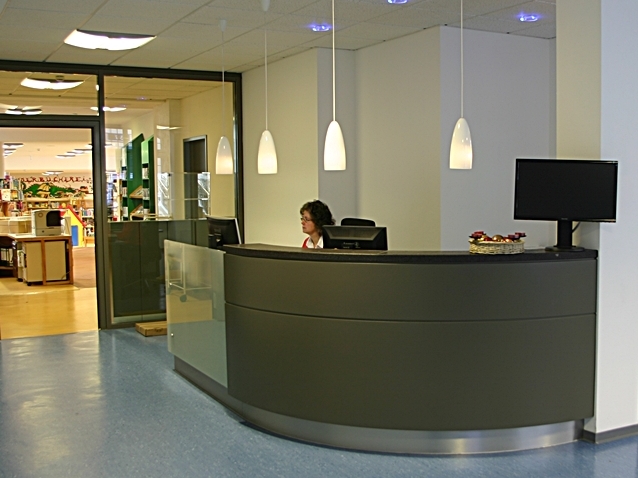 Empfangstresen nach Maß in grauer Optik und mit Glaselement