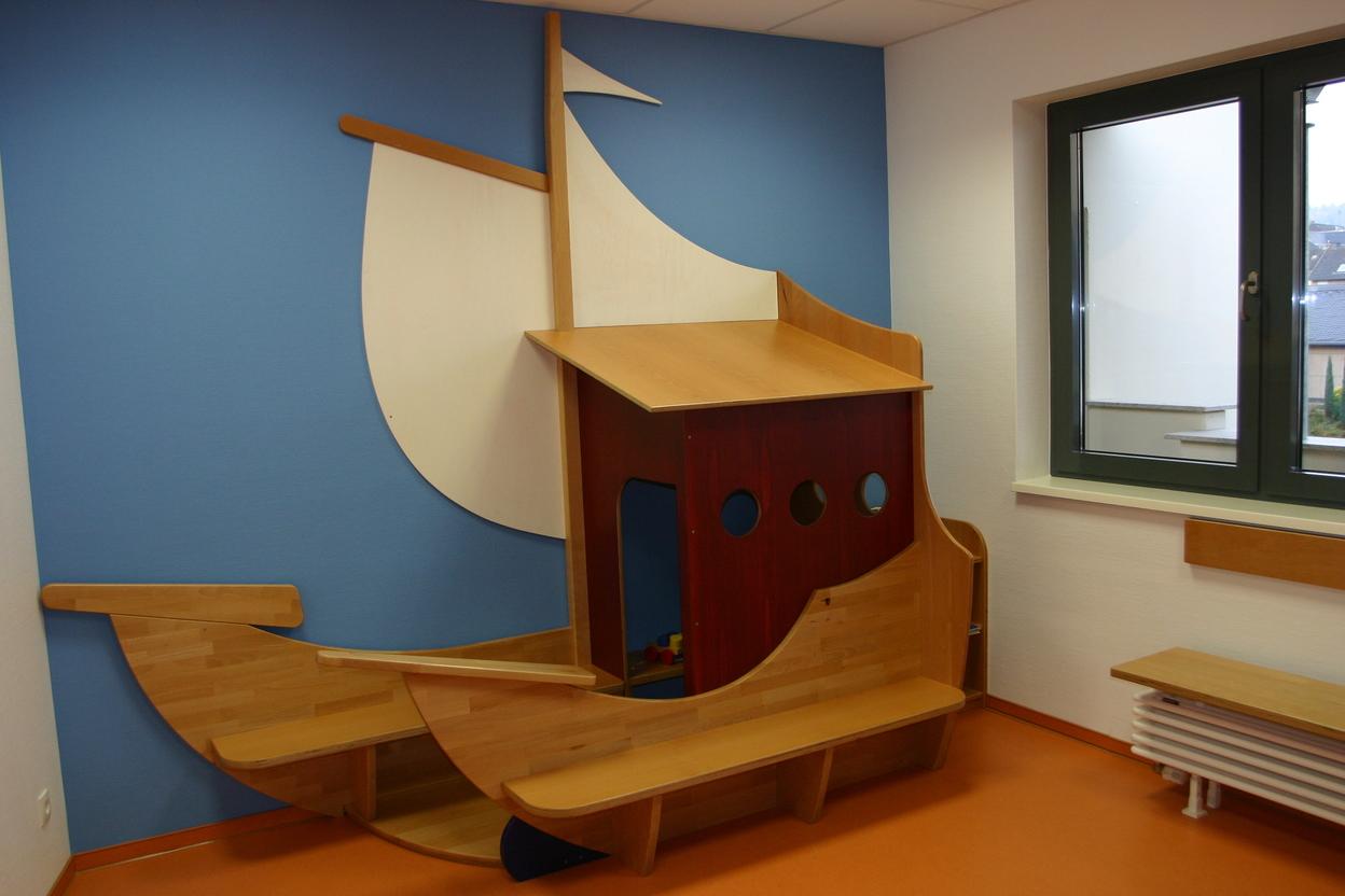Holzschiff für Kinder in Praxiseinrichtung