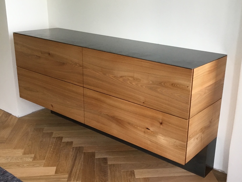 Sideboard nach Maß aus Holz in Wohnzimmerwand integriert