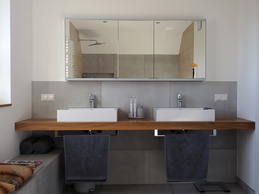 Schrank nach Maß im Badezimmer als Waschbeckenunterschrank und Spiegelschrank