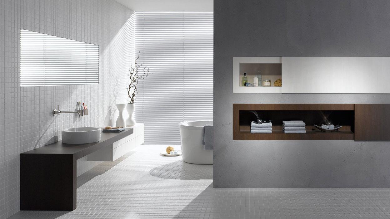 Badezimmerimpression mit stilvoller Trennwand mit Einbauregal.