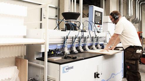CNC Produktionskontrolle Computergestützte Materialfertigung wird nach der Produktion von Schreiner kontrolliert.