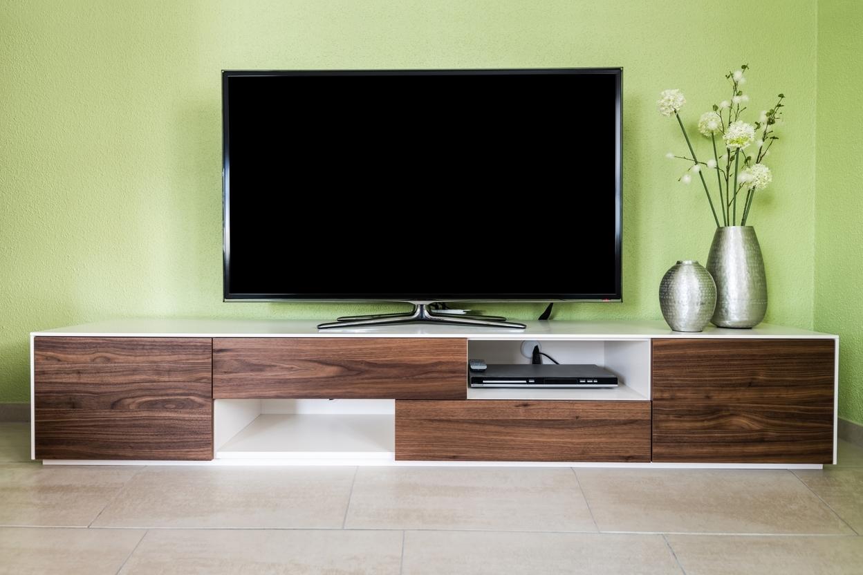 Sideboards passend zu Ihrer Einrichtung Sideboard vor grüner Wand